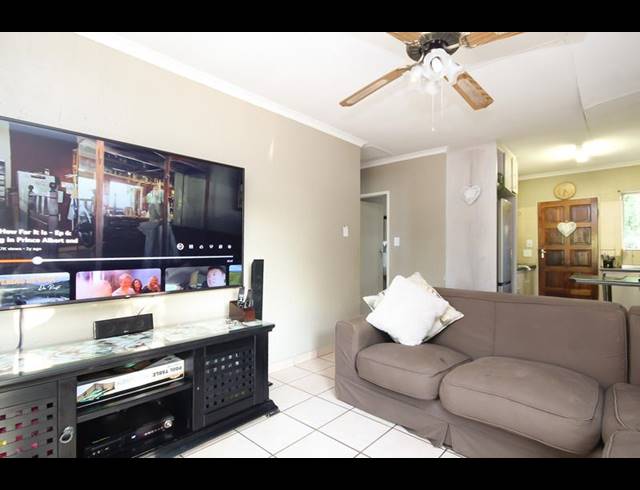 2 BEDROOM TOWNHOUSE FOR SALE IN THATCHFIELD